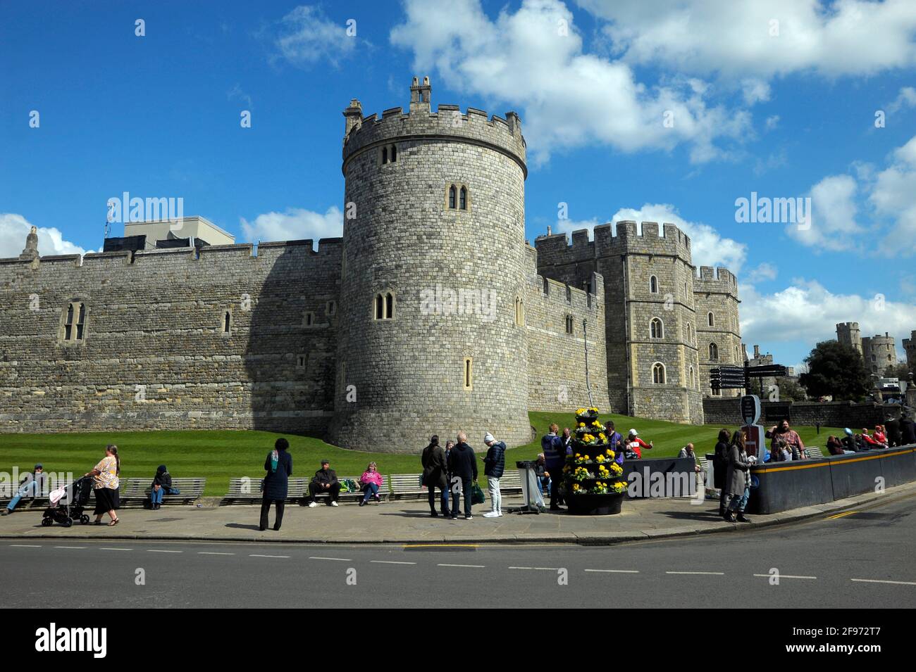 Windsor, Regno Unito, 16 aprile 2020 Castello di Windsor pieno di turisti e preparativi per il Principe Phillip, il Duca di Edimburgo funerale. Credit: JOHNNY ARMSTEAD/Alamy Live News Foto Stock