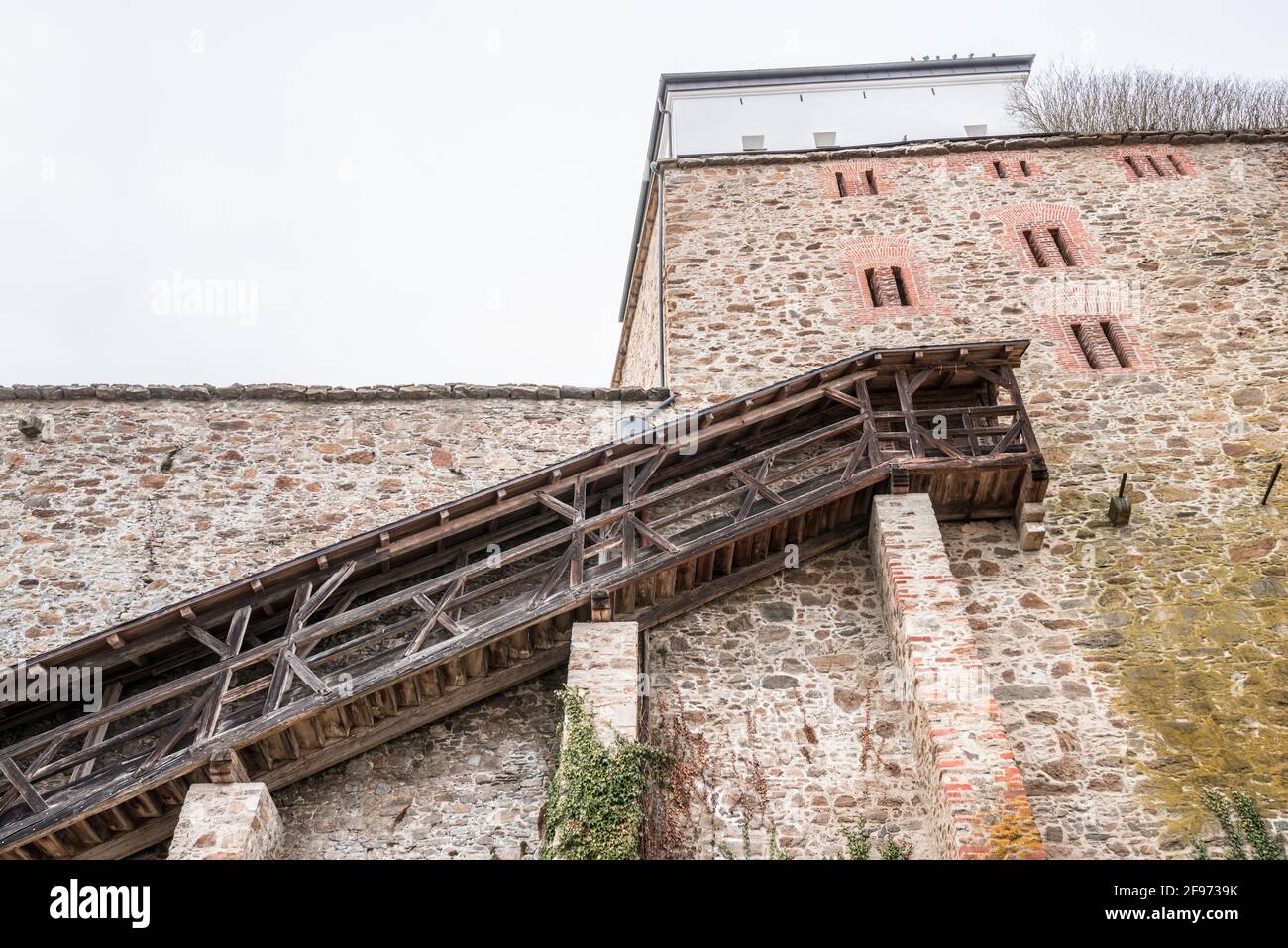 Particolare del sistema di difesa con scala laterale in legno a. una grande torre di guardia sulla parete del castello con gli abbracci di La fortezza di Feste Oberhaus vicino a t Foto Stock