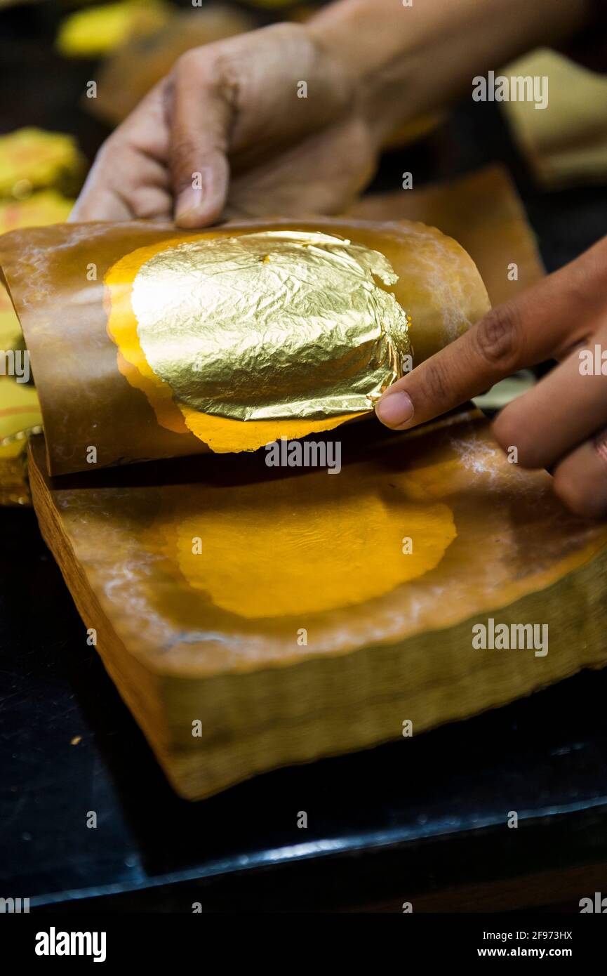 Mandalay, produzione di foglie d'oro Foto Stock