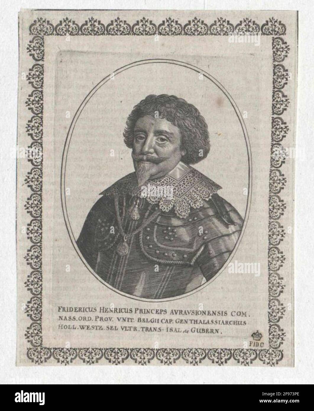 Friedrich Heinrich, principe d'Orania, conte di Nassau quasi metà figura, metà da sinistra; Barhaupt, con baffi e pettini; colletto a punta incrociata con due naselli alla chiusura del cappio; in Harnic; fascia toracica la medaglia dell'ordine della banda dei pantaloni; in semplice cornice ovale twoinosa. Incisione in rame, non concordata, dal "Theatrum Europaeum"; circondata da stampaggio a rotolamento rettangolare (alta pressione) all'esterno del bordo della piastra; sul retro dt. Stampa di testo. Foto Stock