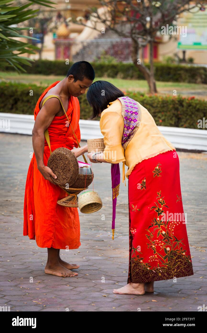 Vientiane, monaci che frequentano le elemosine, non prendono nulla che non è dato volontariamente Foto Stock