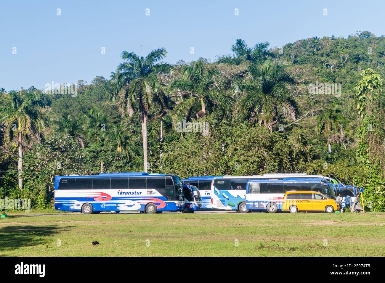 VINALES, CUBA - 18 FEBBRAIO 2016: Autobus turistici all'ingresso della grotta Cueva del Indio nella valle di Vinales, Cuba Foto Stock