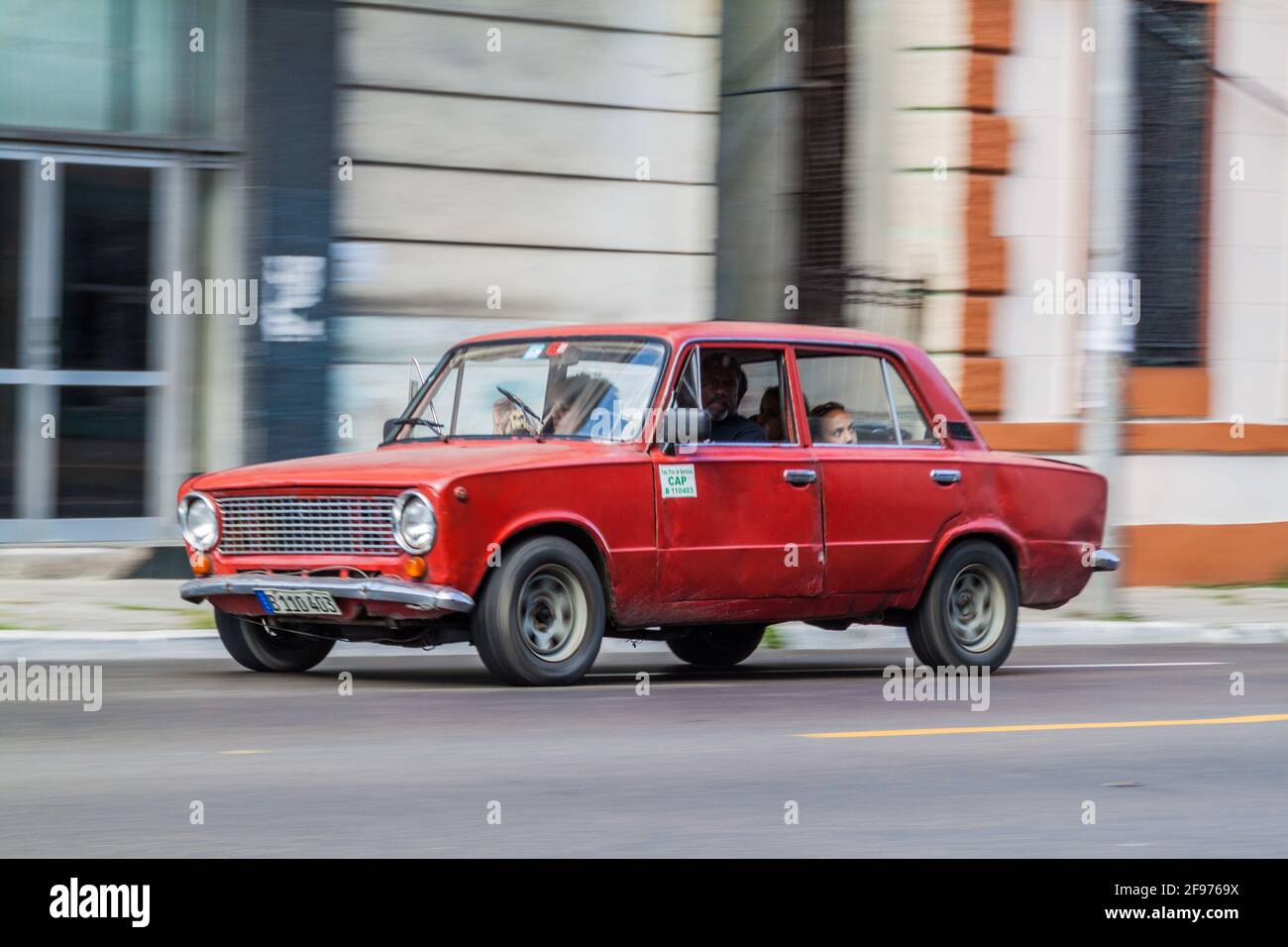 L'AVANA, CUBA - 21 FEBBRAIO 2016: L'automobile di Lada sovietica corre sulla strada in l'Avana. Foto Stock