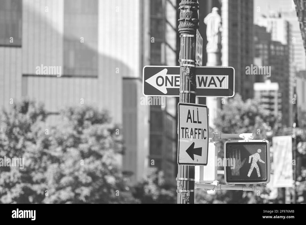 Immagine in bianco e nero di un cartello stradale a senso unico a New York City, fuoco selettivo, USA. Foto Stock
