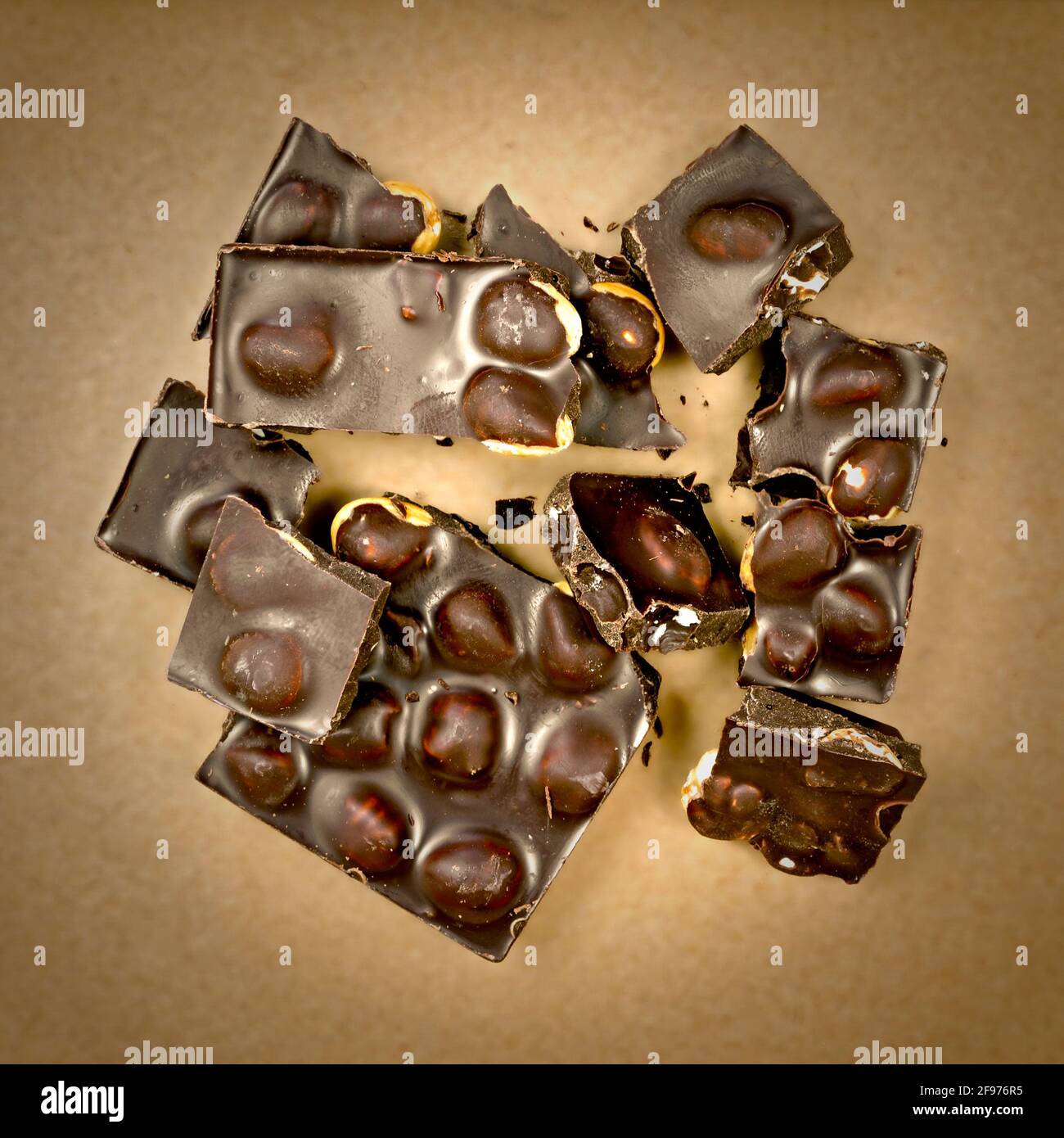 frammenti di cioccolato fondente con nocciole intere Foto Stock