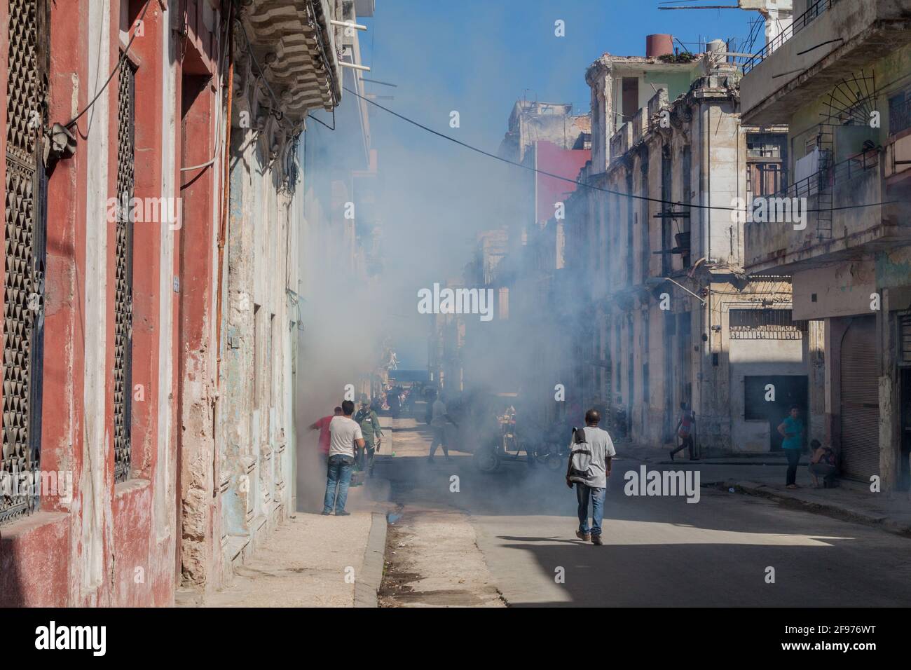 L'AVANA, CUBA - 24 FEBBRAIO 2016: Le case dell'Avana vengono fumigate come parte della lotta contro le zanzare che portano il virus zika. Foto Stock