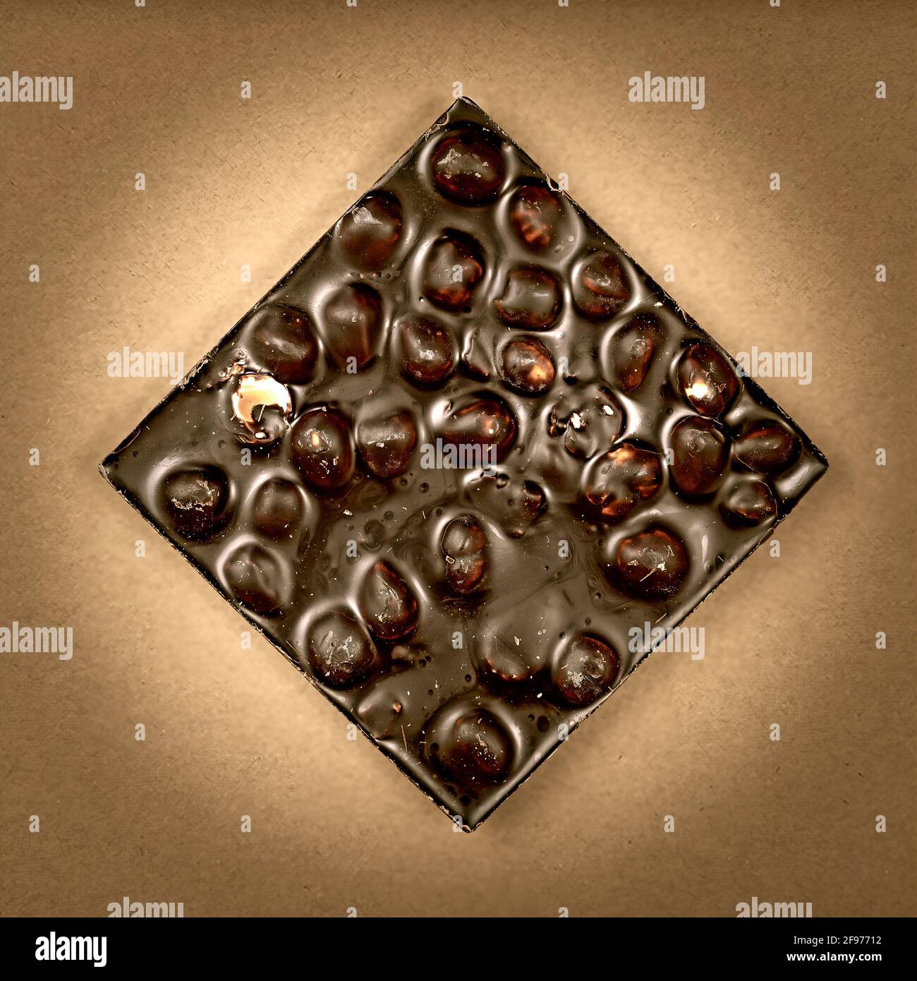 barretta quadrata di cioccolato fondente con nocciole intere Foto Stock