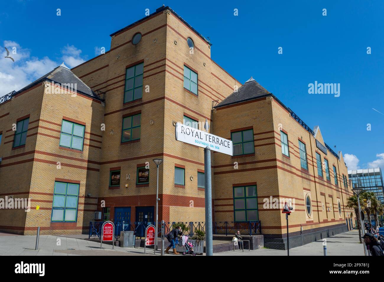 Corner of the Royals Shopping Centre, Royal Terrace, Southend on Sea, Essex, Regno Unito, Mentre l'Inghilterra passa al punto 2 della roadmap fuori dal blocco COVID 19 Foto Stock