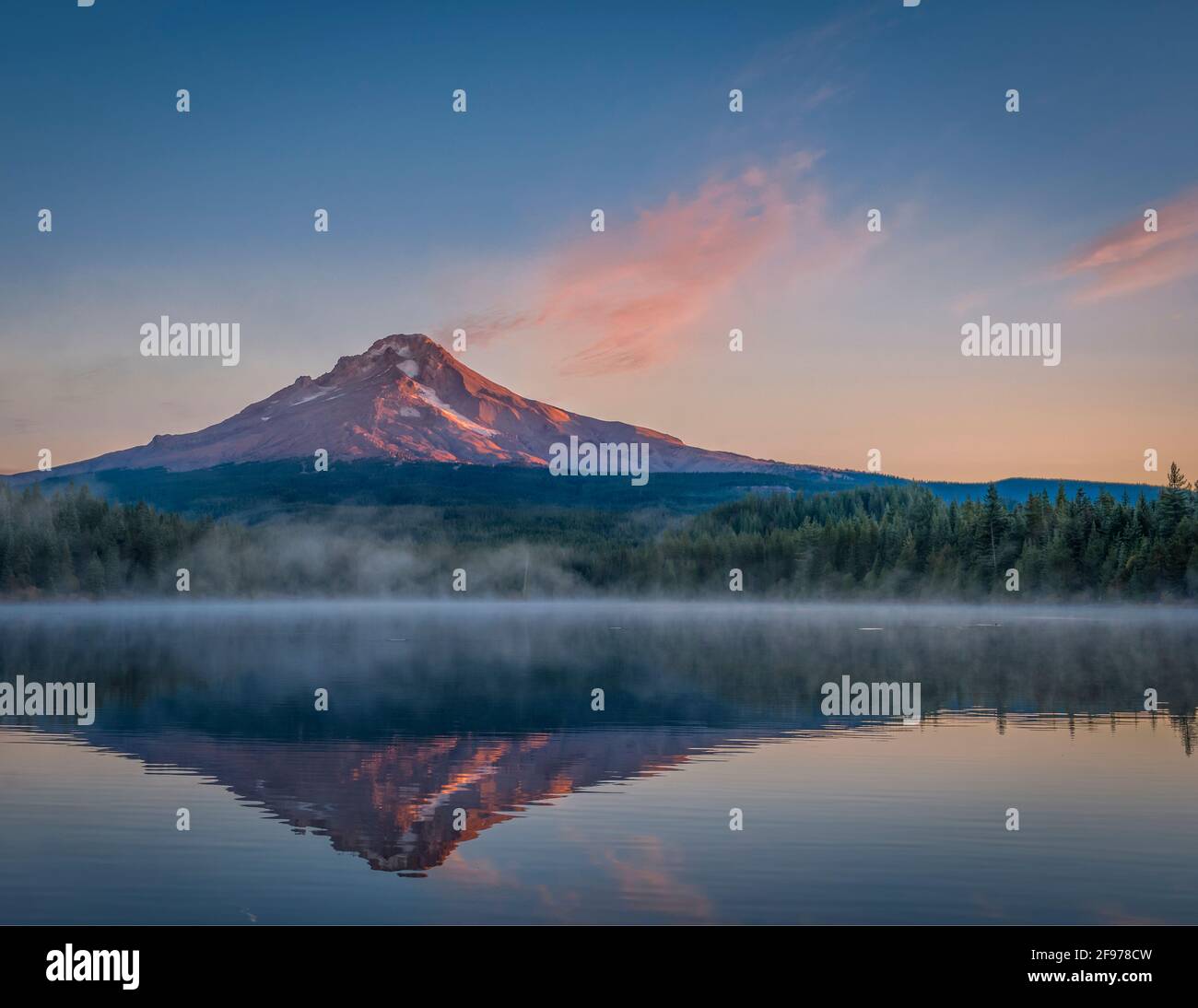 Monte Cofano da Trillium lago a sunrise, Cascade Mountains, Oregon. Foto Stock