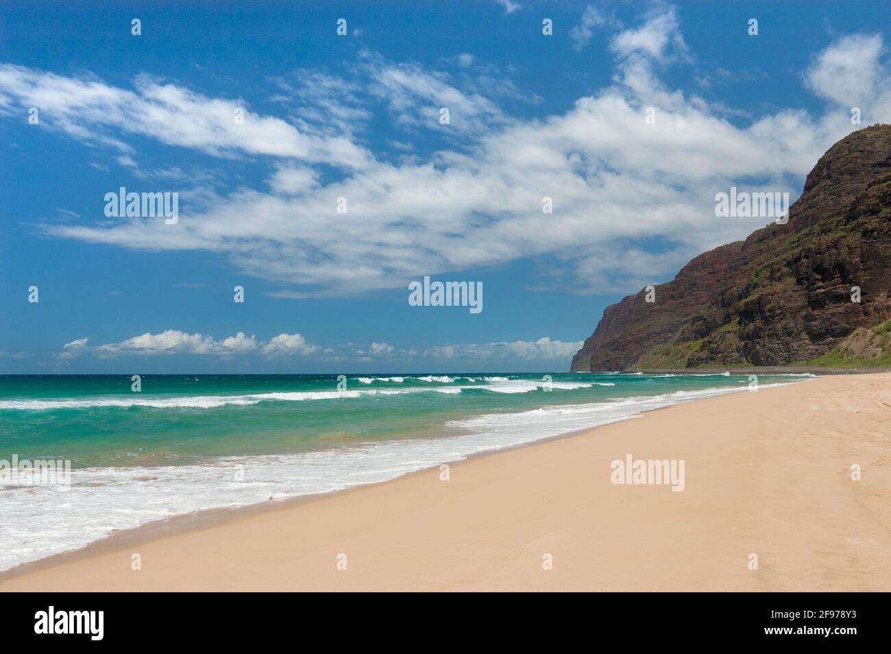 Spiaggia di sabbia al Polihale Beach Park e l'estremità sud della costa di Na Pali scogliere; Kauai, Hawaii. Foto Stock