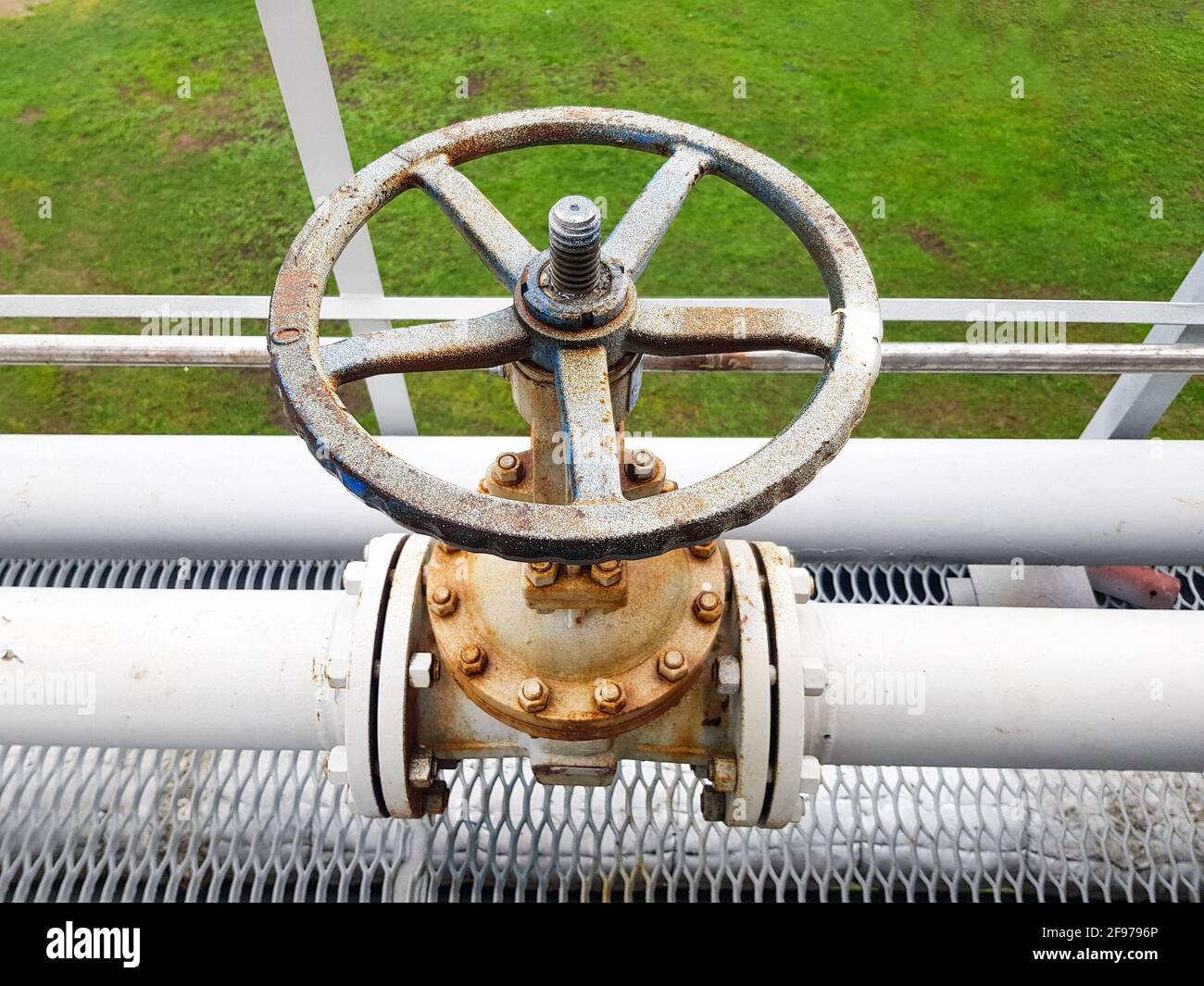 Chiusura o apertura per l'alimentazione di gas o acqua attraverso una conduttura. Valvole di arresto sul primo piano della tubazione Foto Stock