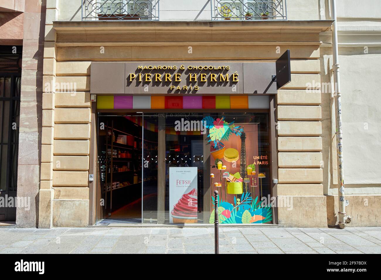 Pierre Herme boutique su Rue Sainte Croix De la Bretonnerie Le Marais Parigi Francia Foto Stock