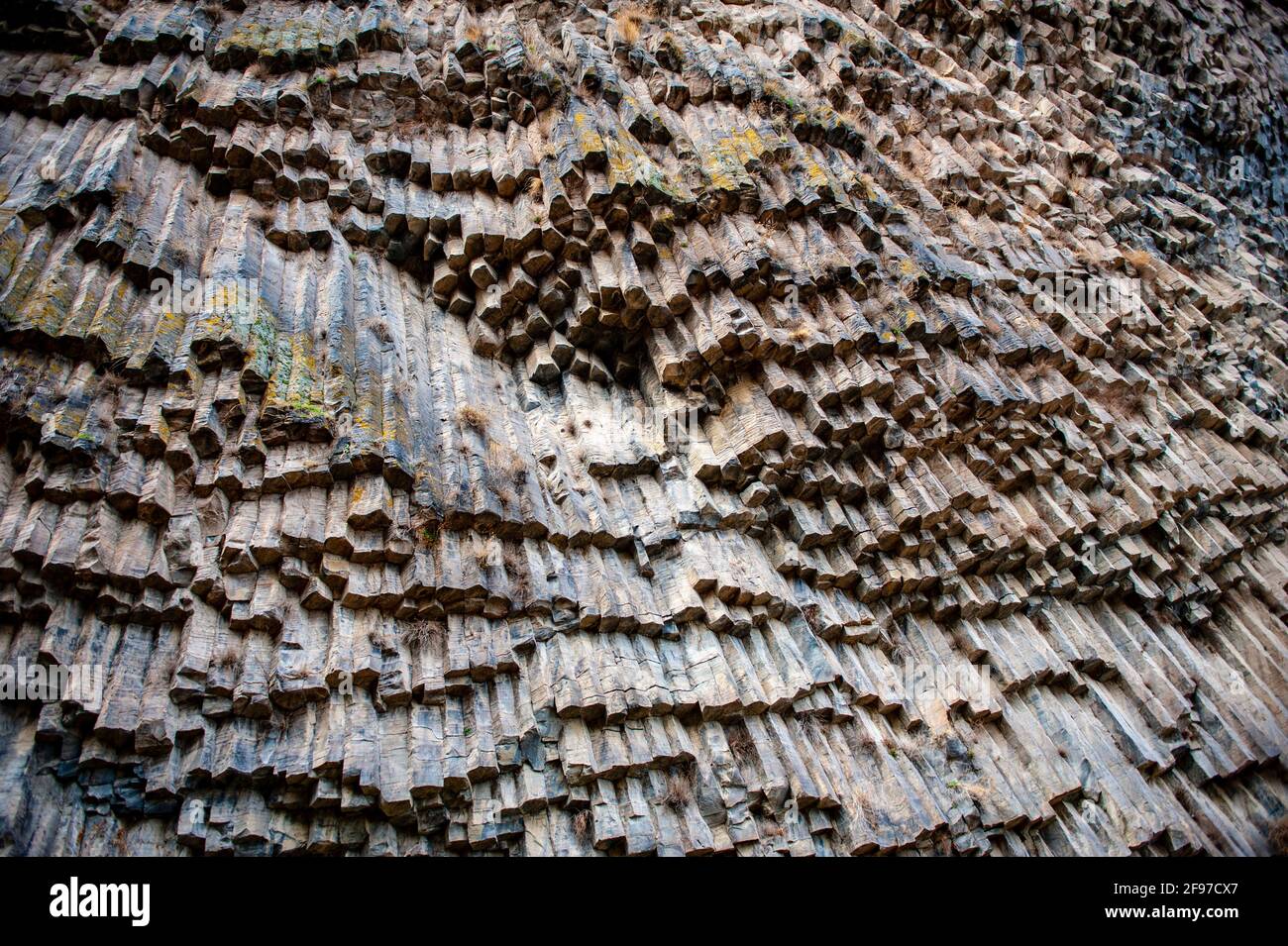 Belle colonne basaltiche del monumento naturale Symphony of Stones nel villaggio di Garni, Armenia Foto Stock