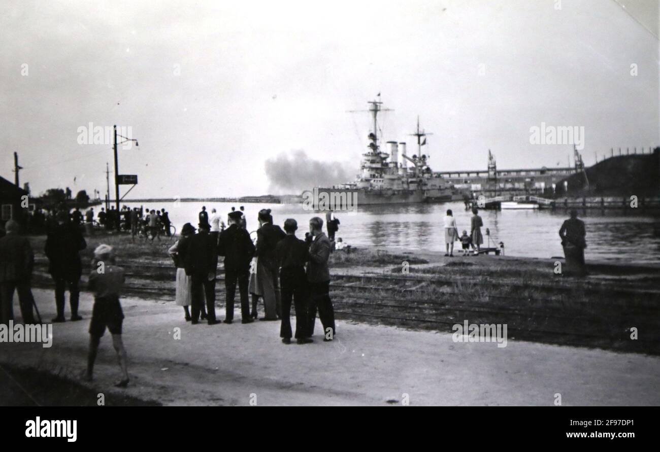 Das veraltete deutsche Schlachtschiff „Schleswig-Holstein" spielte beim Ausbruch des Zweiten Weltkriegs eine wichtige Rolle. Nachdem es unter einem Vo Foto Stock