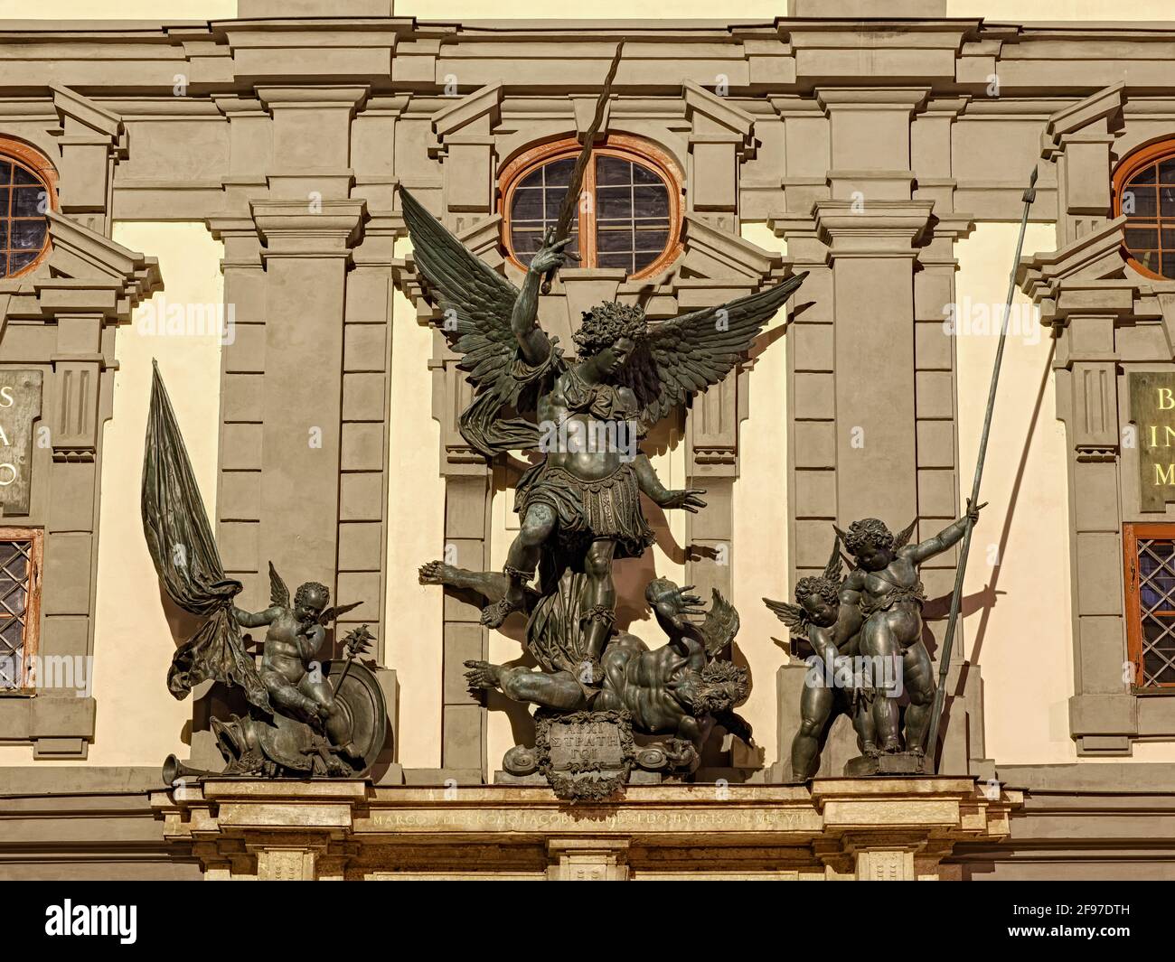 statua di san michele arcangelo