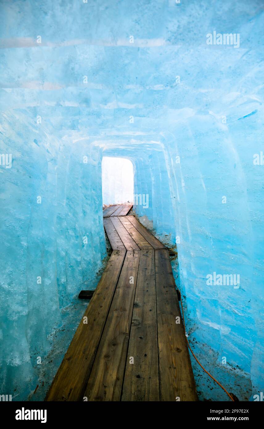 Caverna di ghiaccio all'interno del Ghiacciaio del Rodano al Passo Furka Svizzera Foto Stock