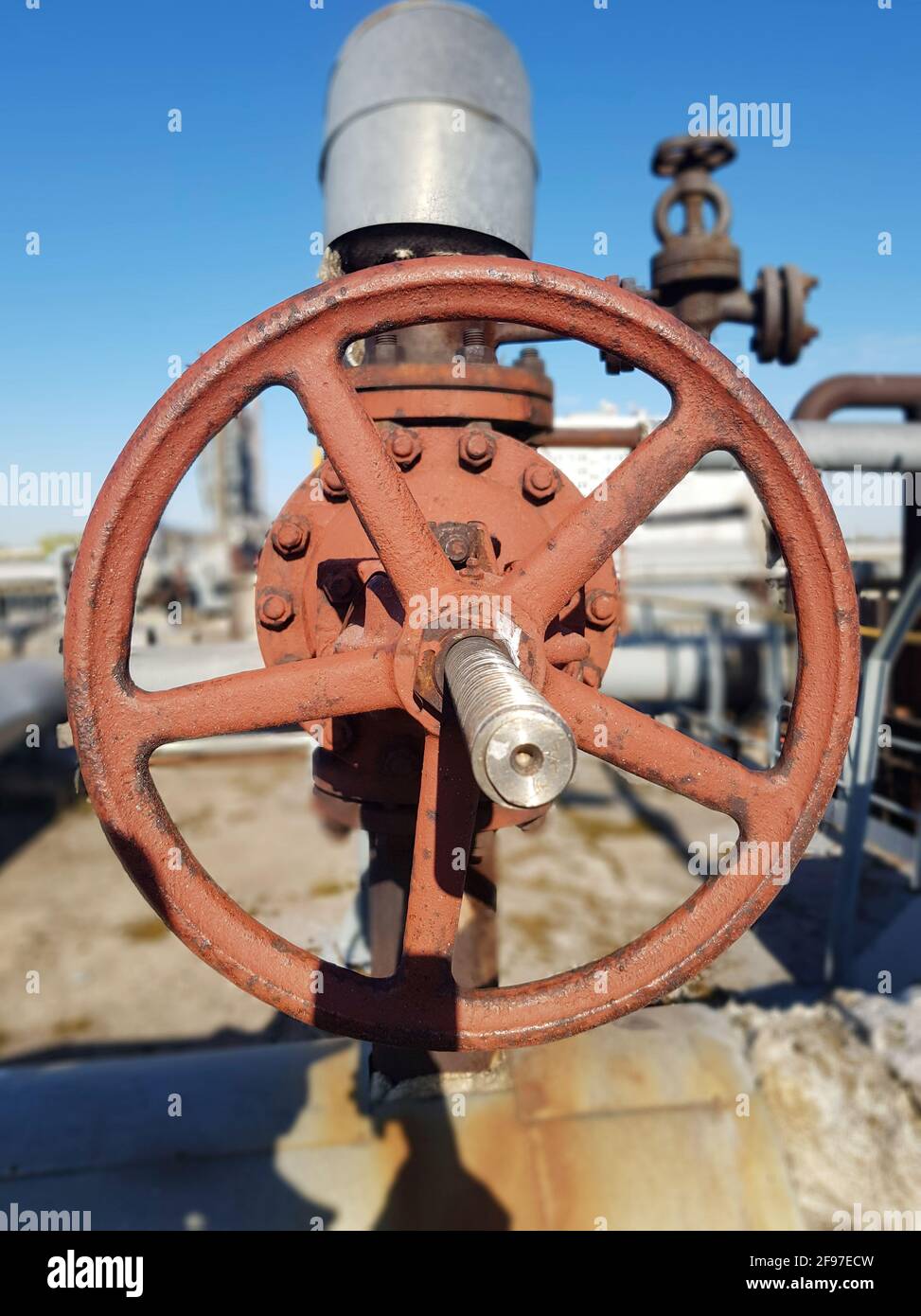 Chiusura o apertura per l'alimentazione di gas o acqua attraverso una conduttura. Valvole di arresto sul primo piano della tubazione Foto Stock