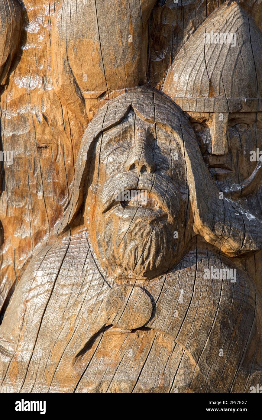 Legno di cedro blu scolpito da Neil Gow di aspetti della storia di Abergavenny in Linda Vista Gardens, Galles, Regno Unito, la figura è stata dal massacro di Abe Foto Stock