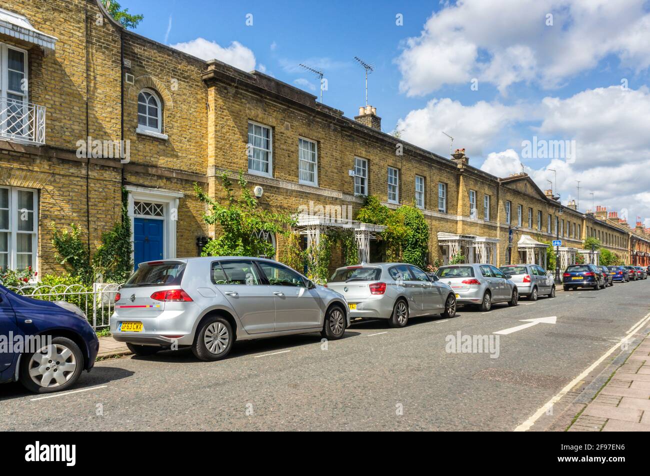 Courtenay Street a Kennington, costruita in stile neogeorgiano dal Ducato di Cornovaglia nel 1915. Foto Stock