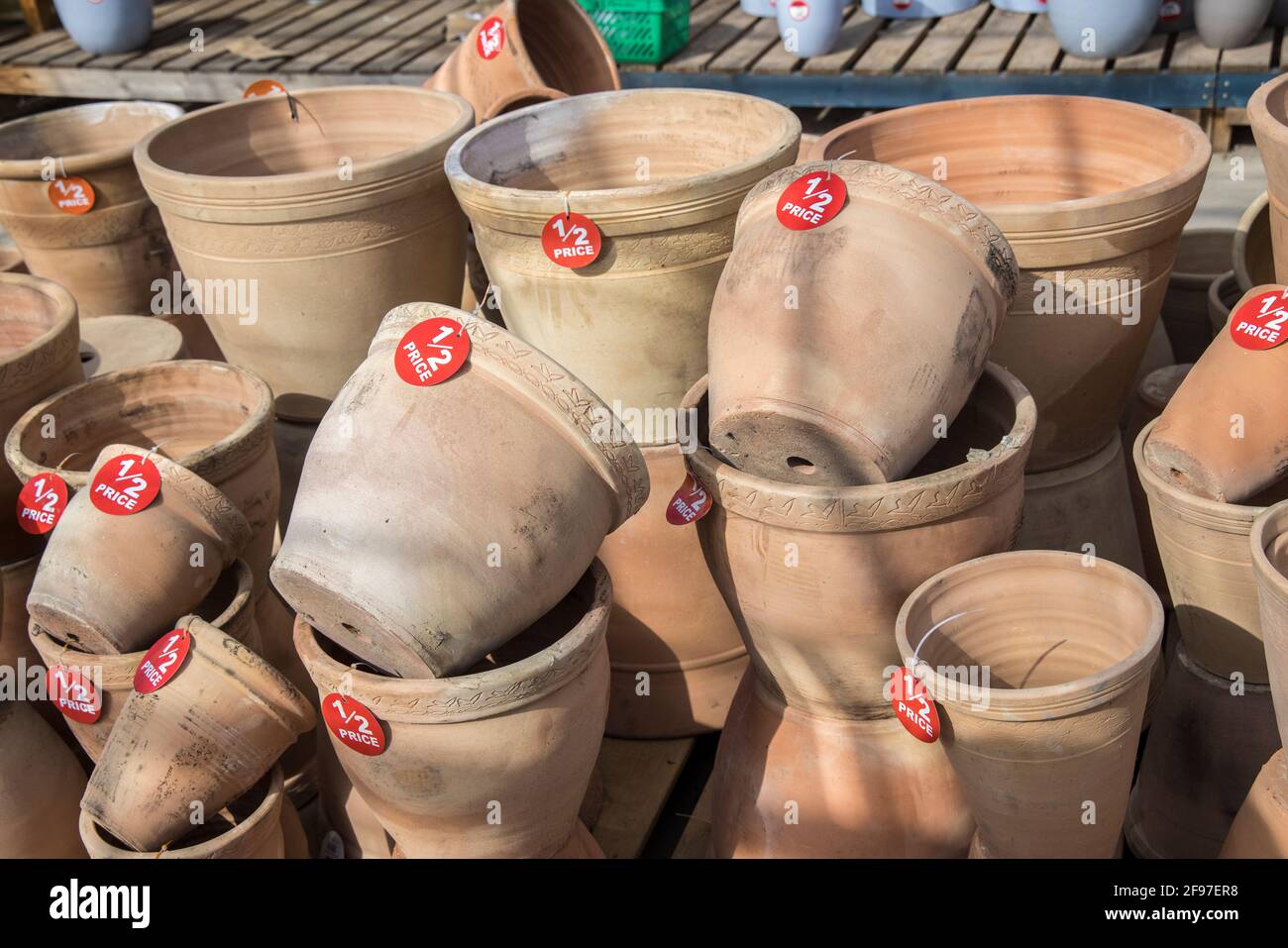 Vasi per piante in vendita in Garden center, Galles, UK Foto Stock