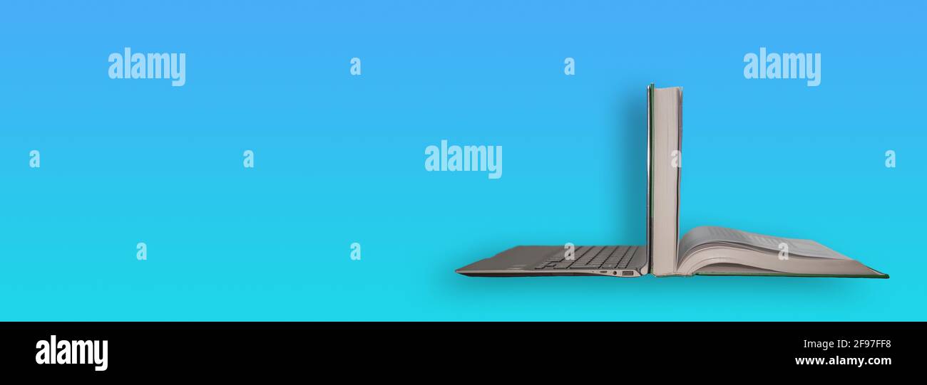 Banner con un computer portatile moderno posizionato da dietro a dietro con un folto libro aperto. Concetto per l'istruzione dell'era digitale, l'apprendimento a distanza e la scolarizzazione. Foto Stock