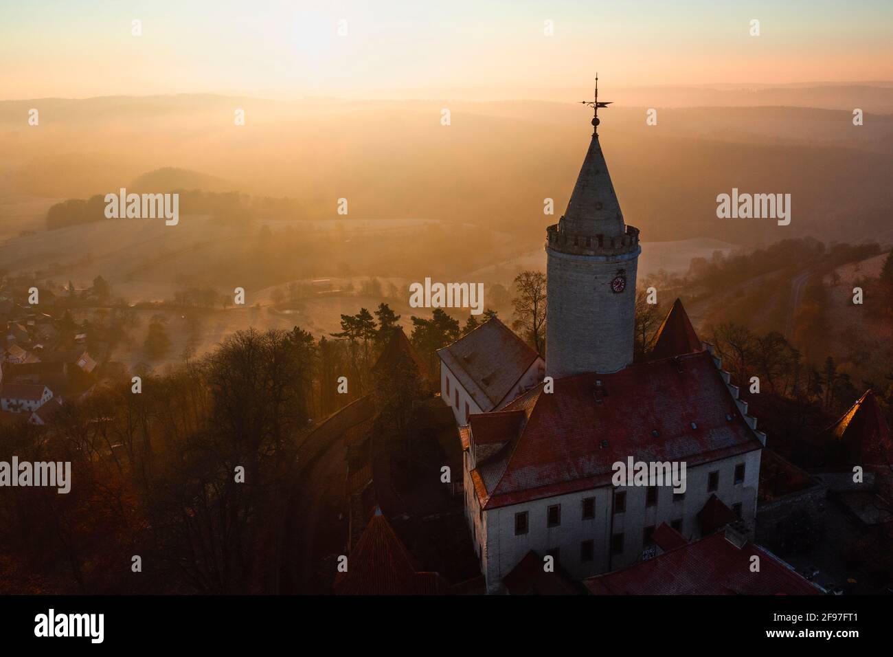Vista aerea del castello di Leuchtenburg all'alba nella retroilluminazione, Turingia Foto Stock