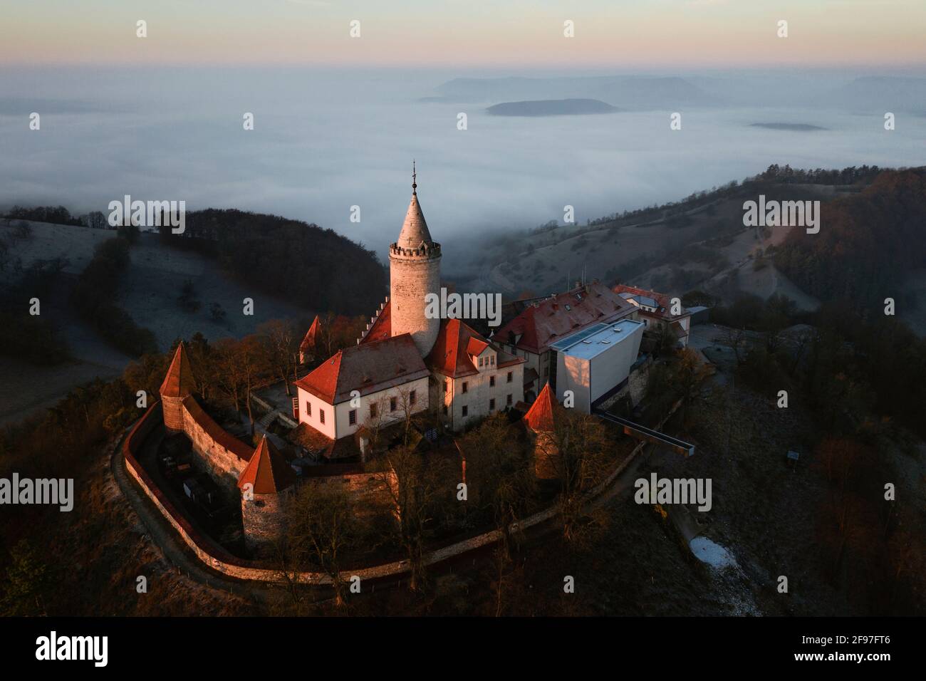 Leuchtenburg alla prima luce del mattino di fronte a un paesaggio affondato nella nebbia, Turingia Foto Stock
