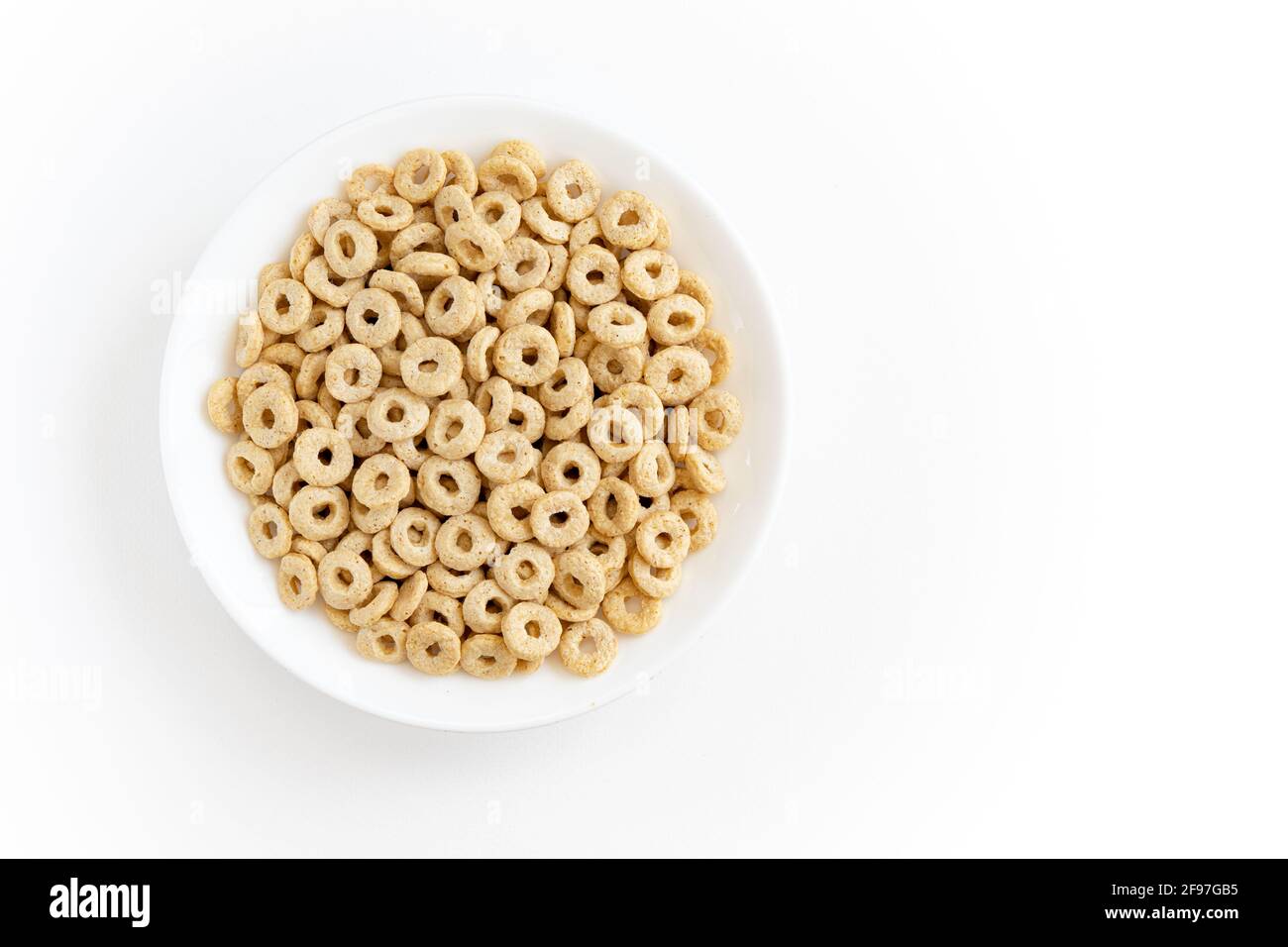 ciotola di cheerios di cereale isolata su sfondo bianco, colazione di cheerios di grano intero, mangiare sano Foto Stock