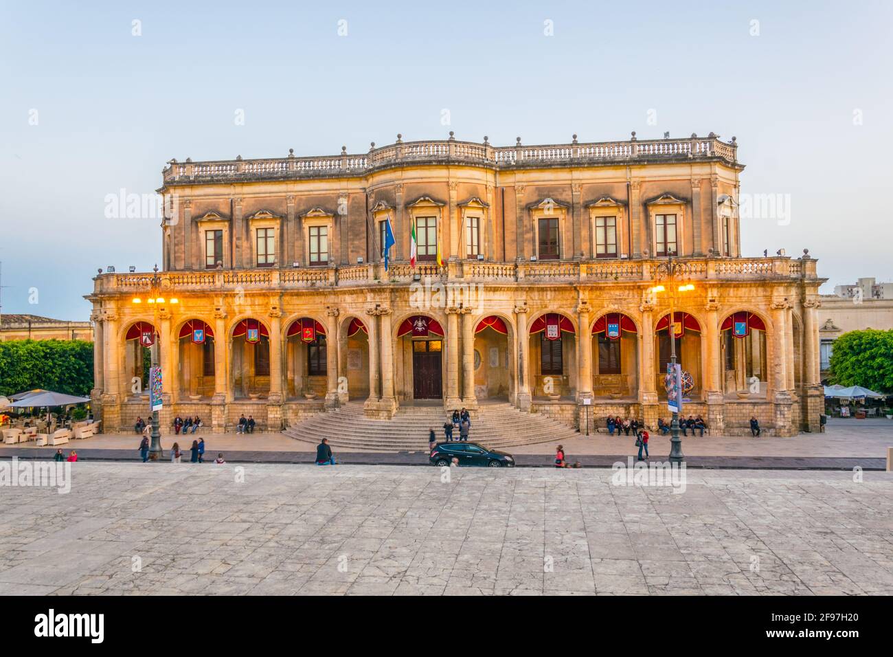 Vista al tramonto sul palazzo Ducezio di noto, Sicilia, Italia Foto Stock