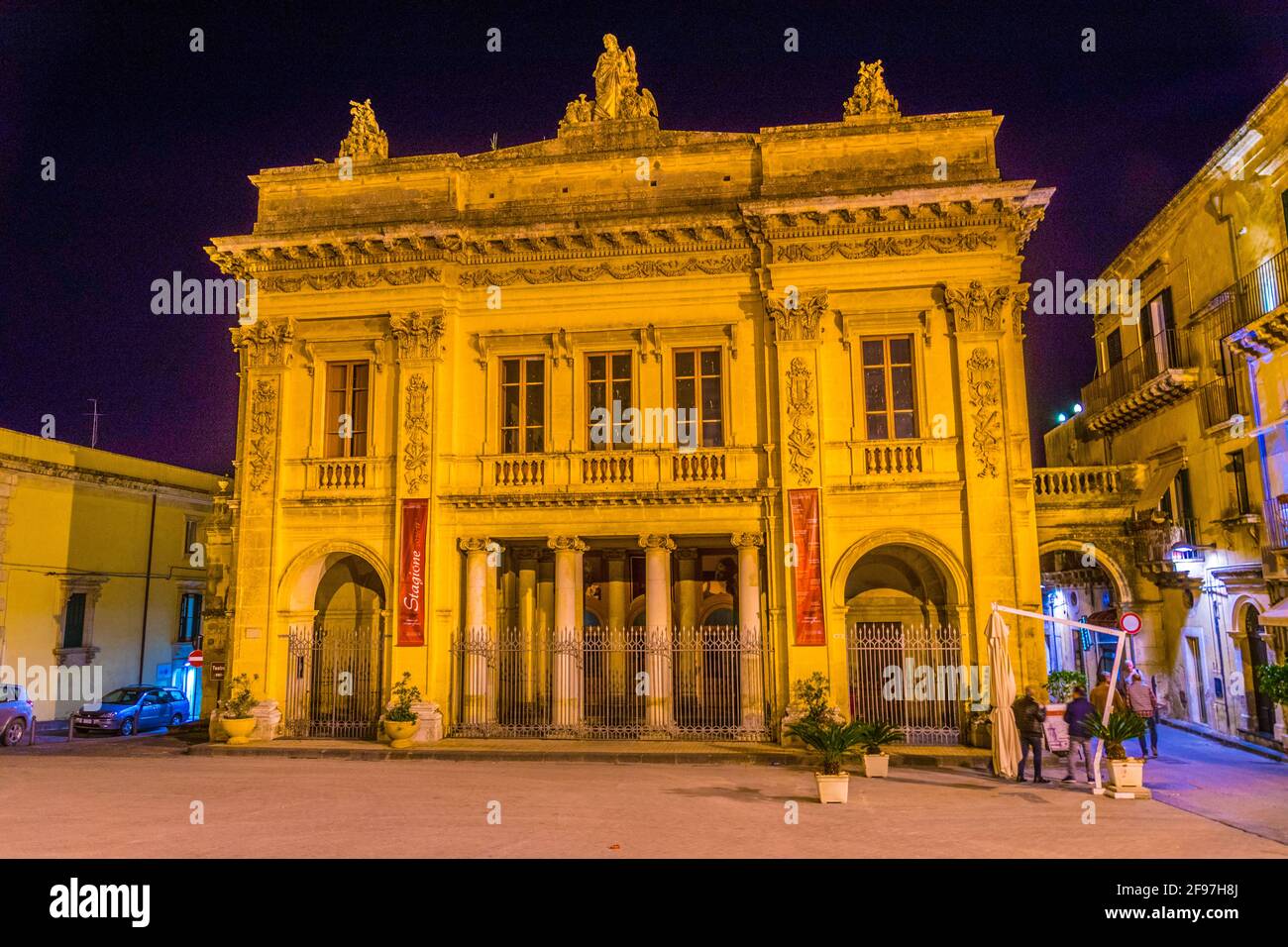 Vista notturna del teatro comunale Vittorio Emanuele di noto, Sicilia, Italia Foto Stock