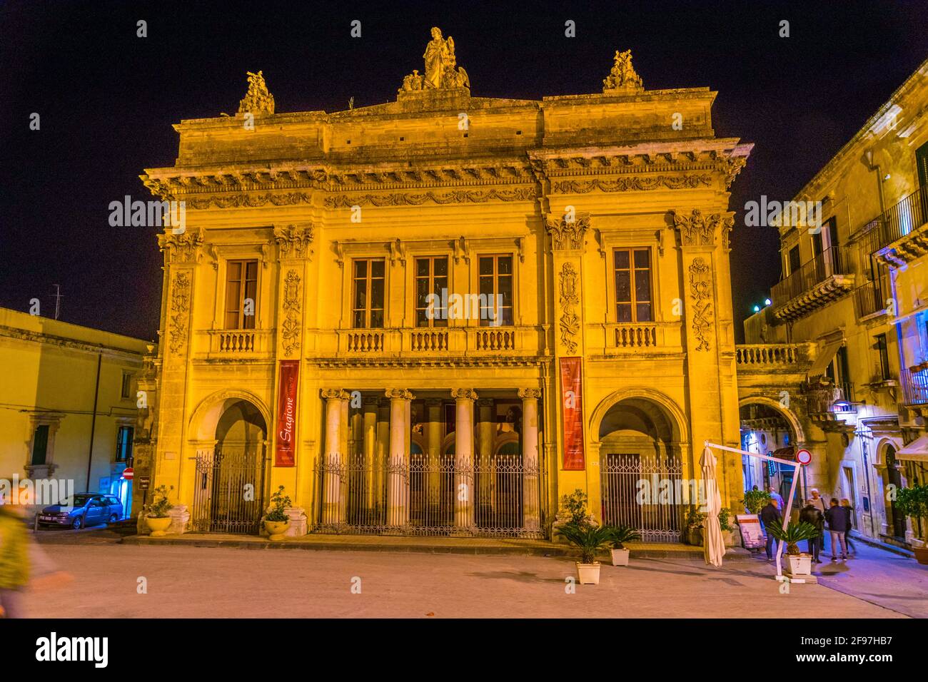 Vista notturna del teatro comunale Vittorio Emanuele di noto, Sicilia, Italia Foto Stock