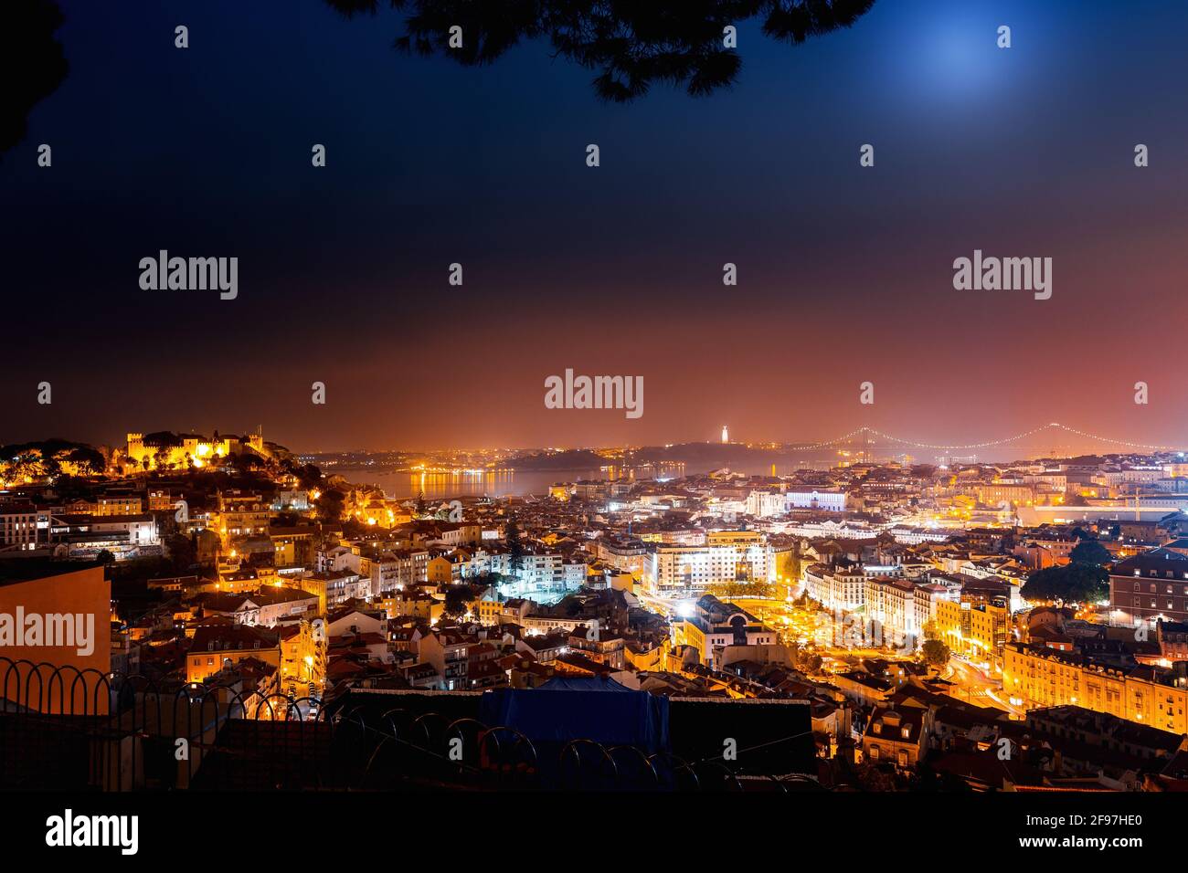 Lisbona di notte con ponte sullo sfondo, Portogallo, Europa Foto Stock