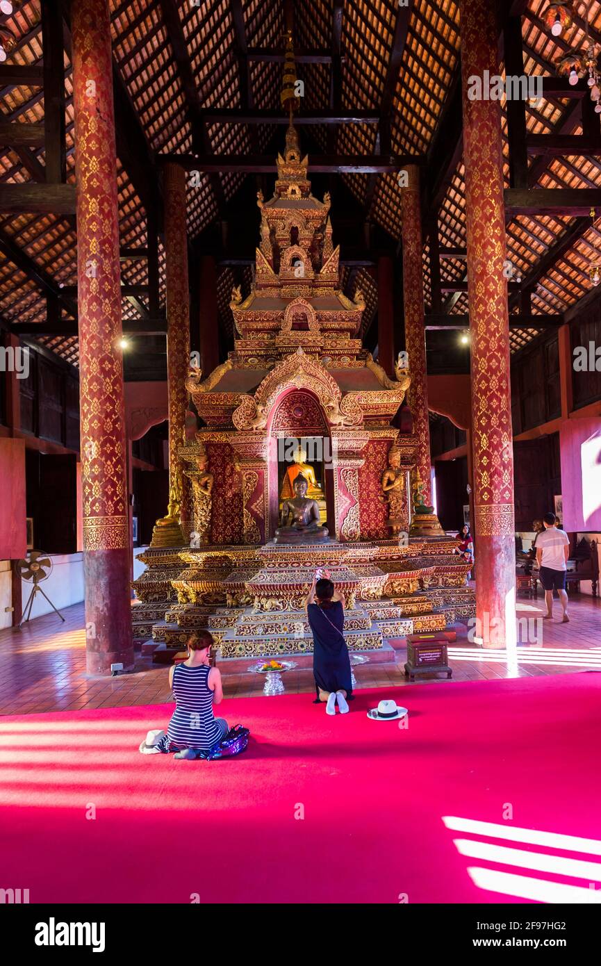 Thailandia, Chiang mai, Wat Phra Singh tempio, sala, credenti, pregare Foto Stock