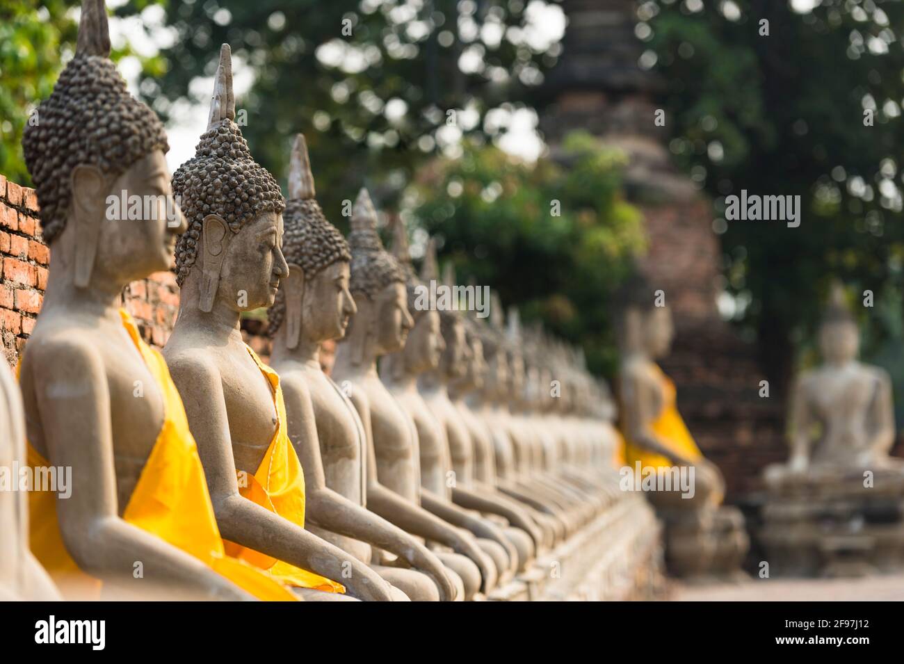 Thailandia, Ayutthaya, statue nel tempio Wat Yai Chai Mongkol Foto Stock