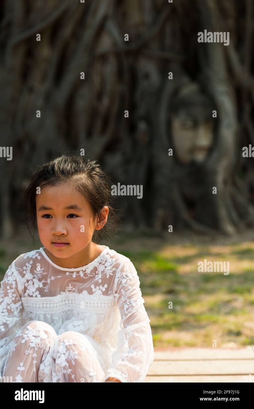 Thailandia, Ayutthaya, ragazze nel tempio Wat Mahathat Foto Stock
