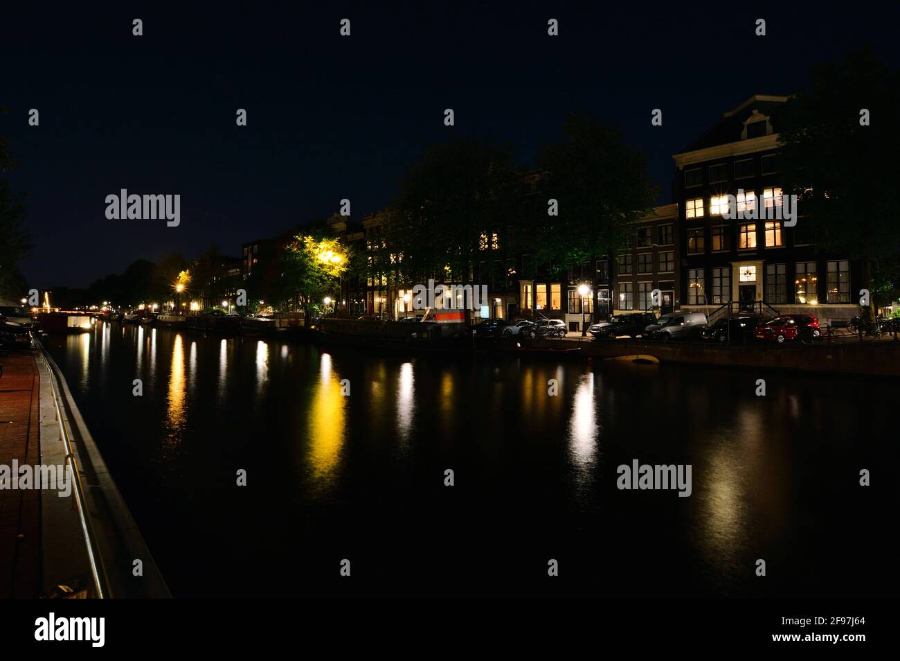 Biciclette e notte sul canale di Amsterdam. Estate. Foto Stock