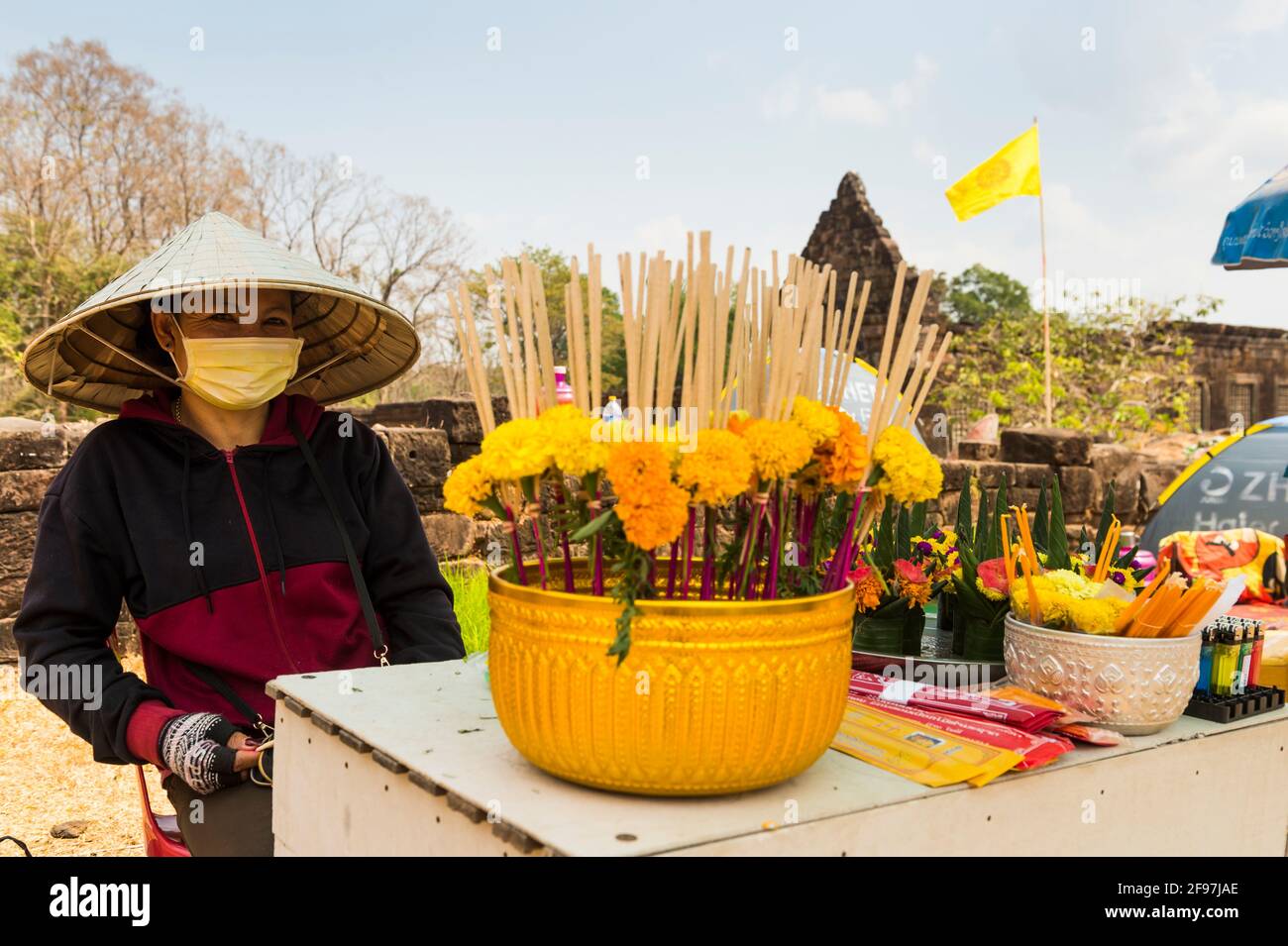 Laos, Champasak, scene nel tempio Vat Phou, donna, cappello, vendita, offerte, Foto Stock