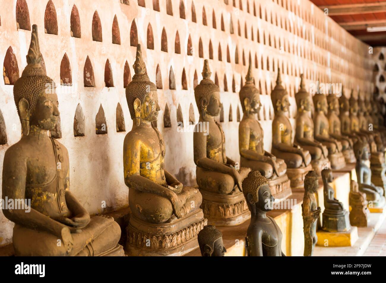 Laos, Vientiane, statue nel tempio di Vat Sisaket Foto Stock