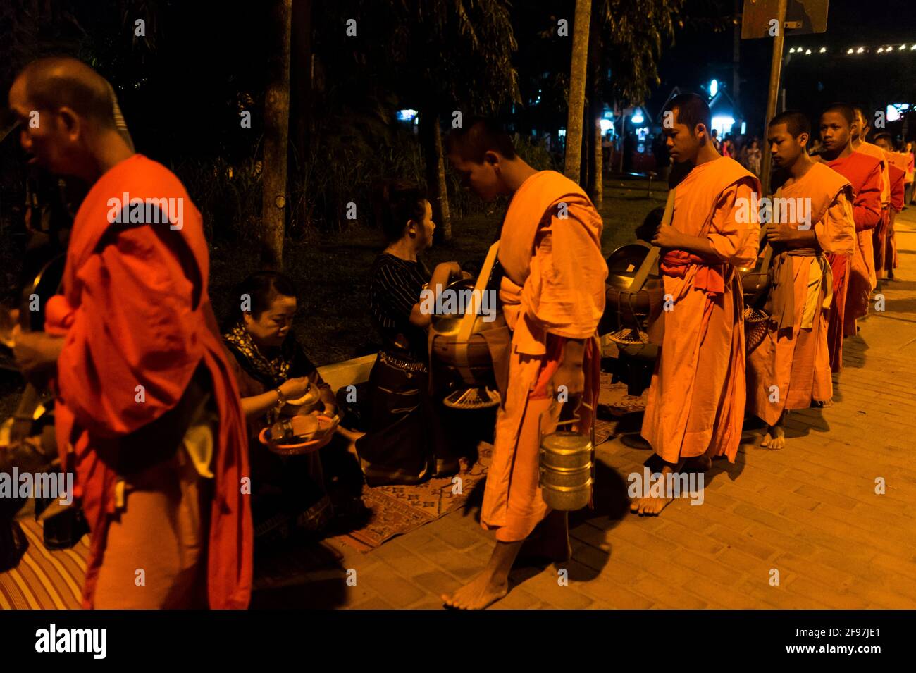 Laos, Luang Prabang, corso di elemosina mattutina dei monaci Foto Stock