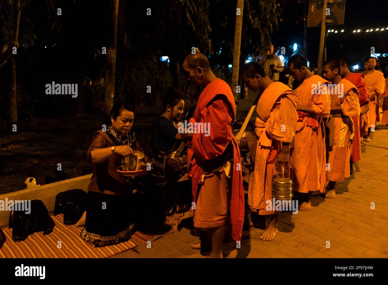 Laos, Luang Prabang, corso di elemosina mattutina dei monaci Foto Stock