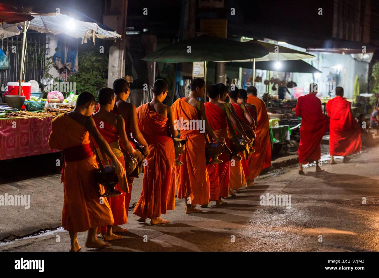 Laos, Luang Prabang, corso di elemosina mattutina dei monaci Foto Stock