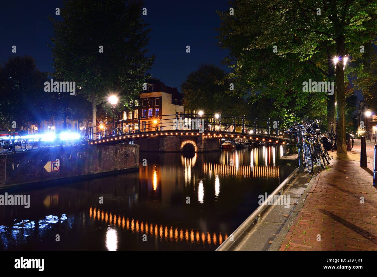 Biciclette e notte sul canale di Amsterdam. Estate. Foto Stock