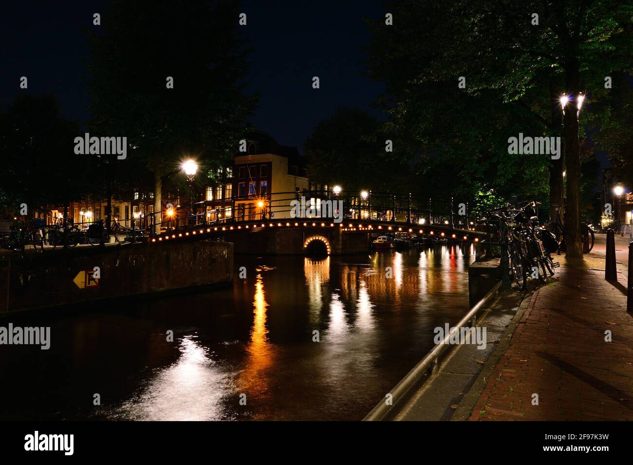 Biciclette e notte sul canale di Amsterdam. Estate. Foto Stock