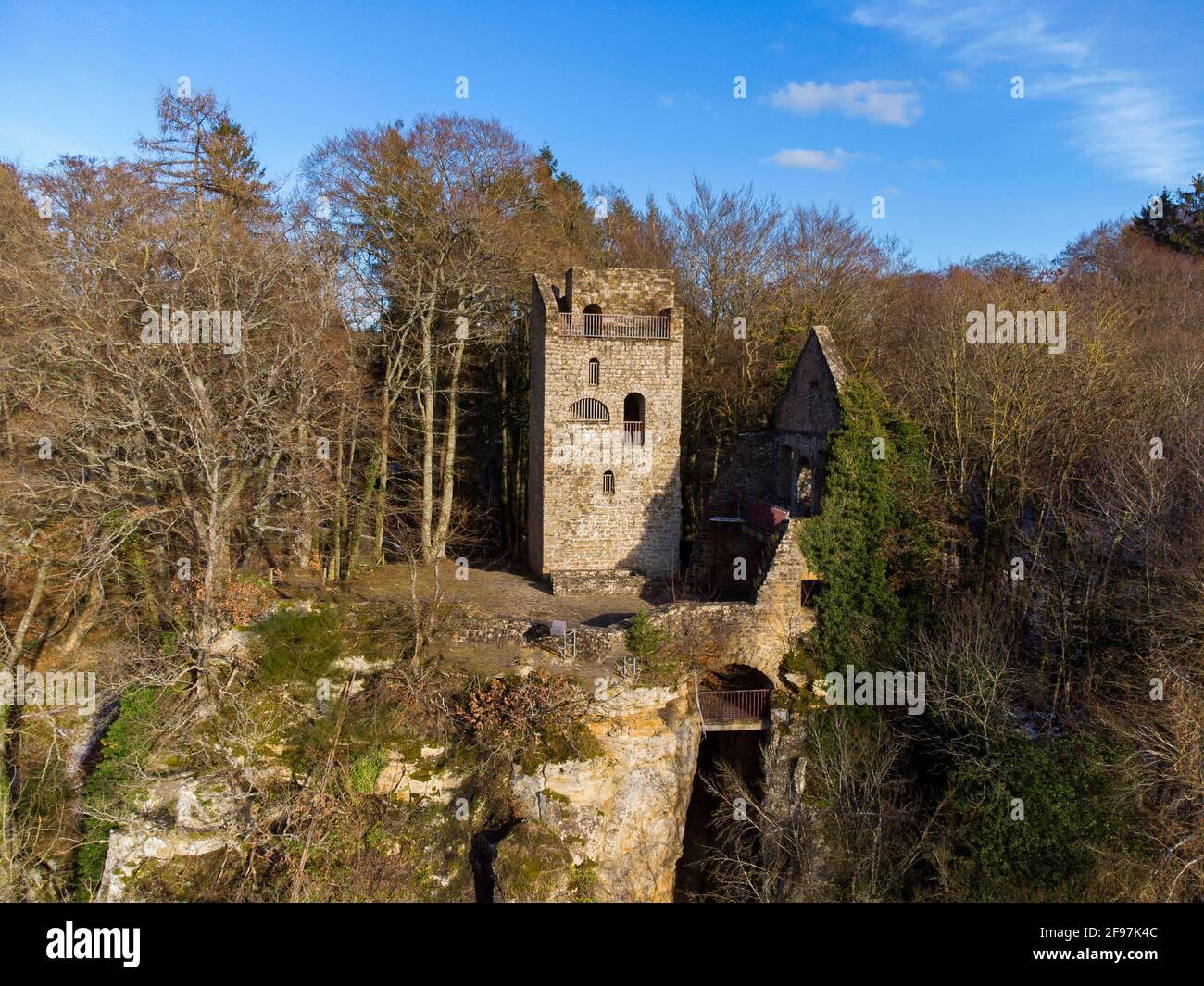 Rovine del castello di Prümerburg sopra Prümzurlay nella valle di Prüm, Eifel meridionale, Renania-Palatinato, Germania Foto Stock