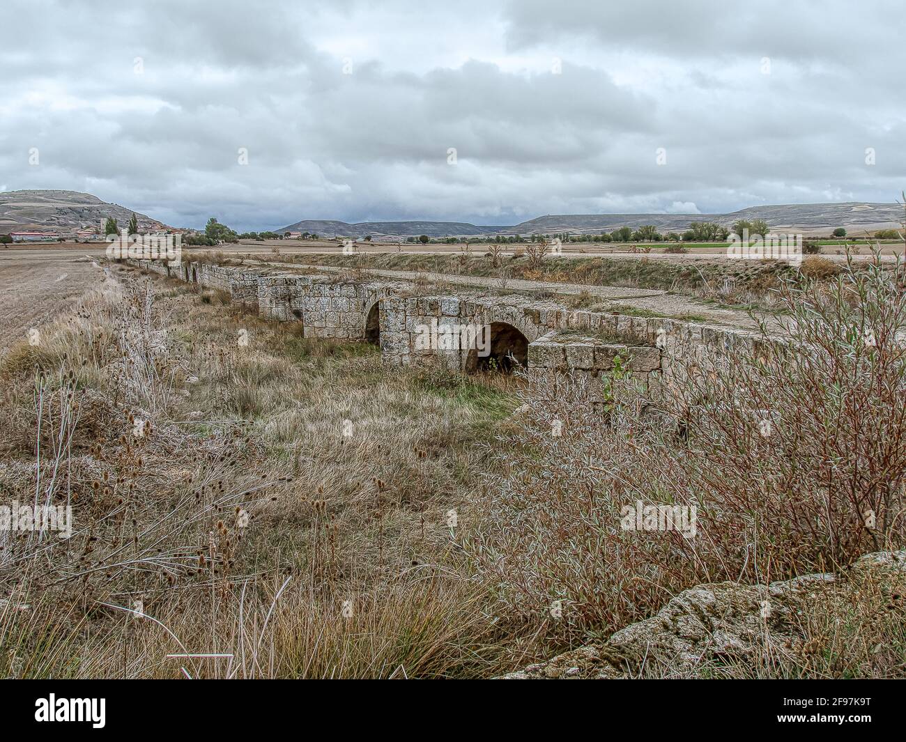 Puente Largo de Bárcena sul fiume Odrilla in un paesaggio autunno asciutto attraverso la pianura spagnola Meseta a Castrojeriz, 21 ottobre 2009 Foto Stock