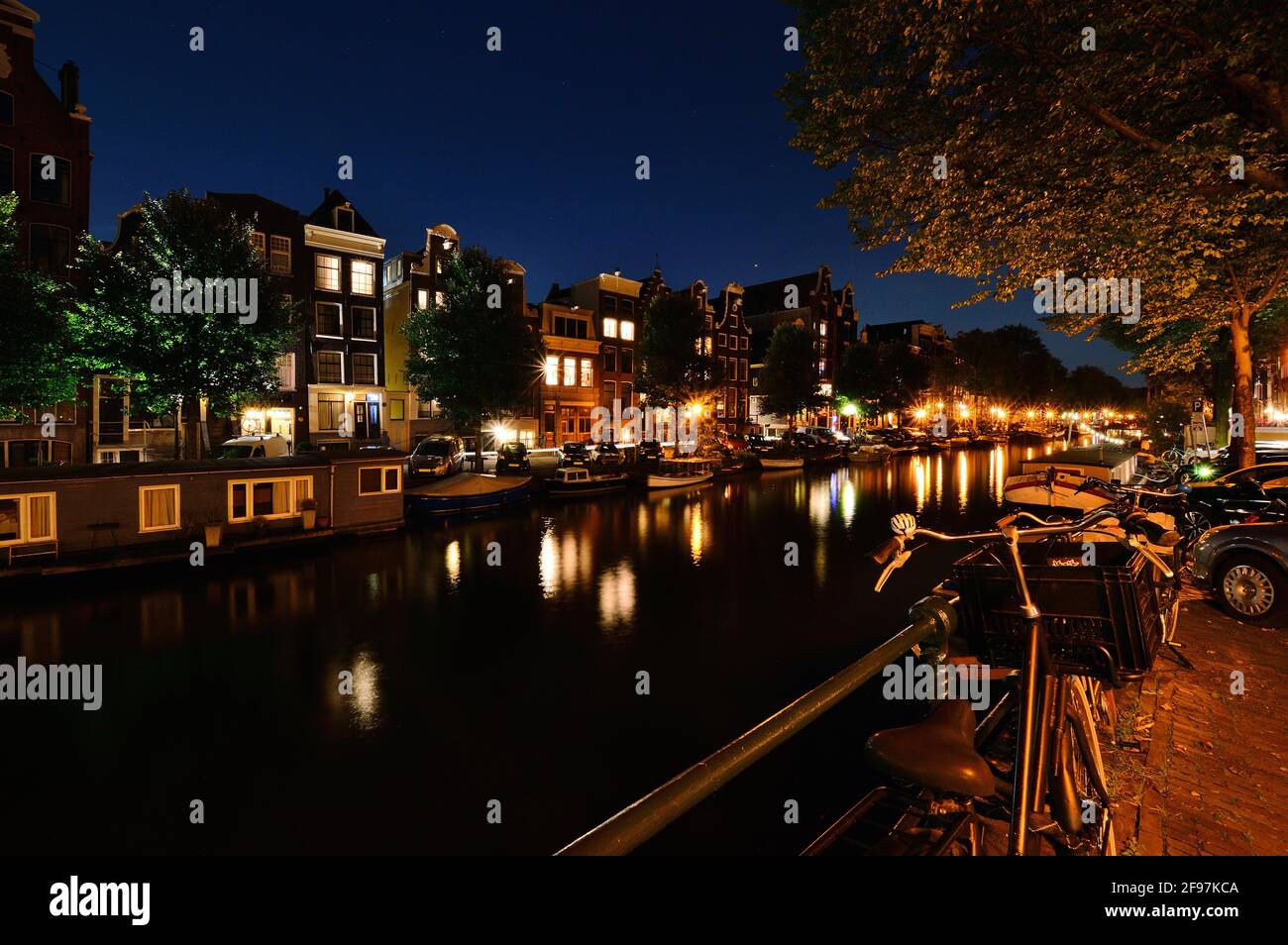 Biciclette e notte sul canale di Amsterdam. Estate. Foto Stock