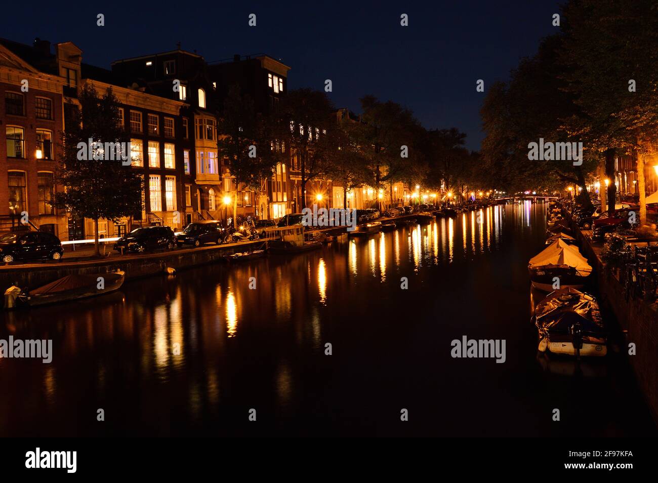 Biciclette e notte sul canale di Amsterdam. Estate. Foto Stock