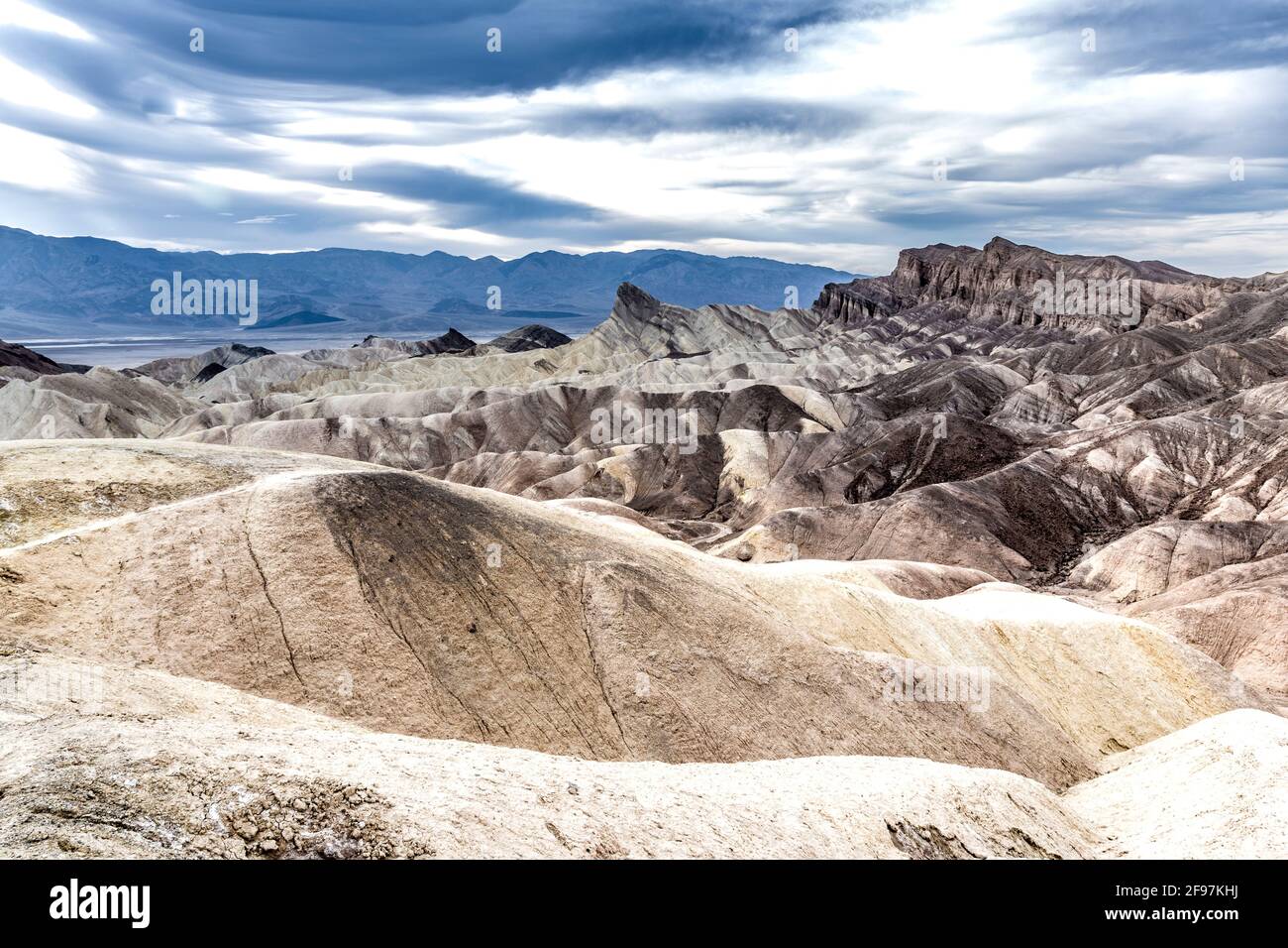 Un pittoresco deserto-scena con pesantemente eroso creste prelevati presso il ben noto Zabriskie Point, Parco Nazionale della Valle della Morte, CALIFORNIA, STATI UNITI D'AMERICA Foto Stock