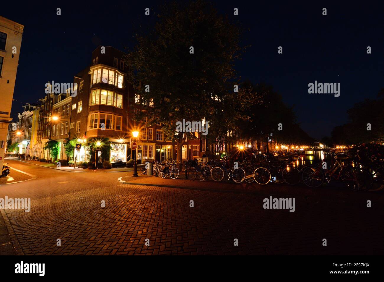 Biciclette e notte sul canale di Amsterdam. Estate. Foto Stock