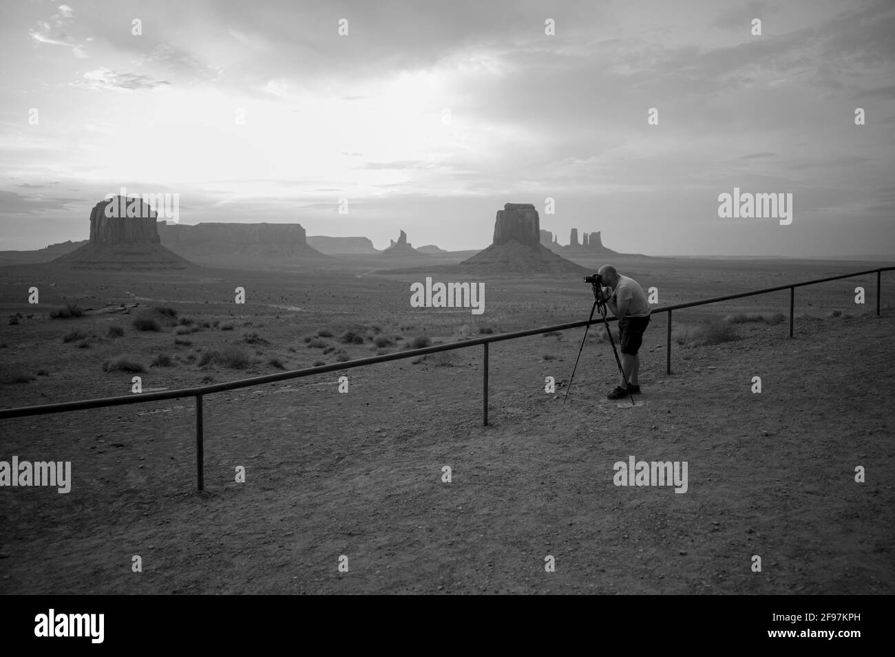 Un fotografo nella Monument Valley (valle delle rocce) è una regione del Colorado Plateau. Situato sul confine tra Arizona e Utah Foto Stock